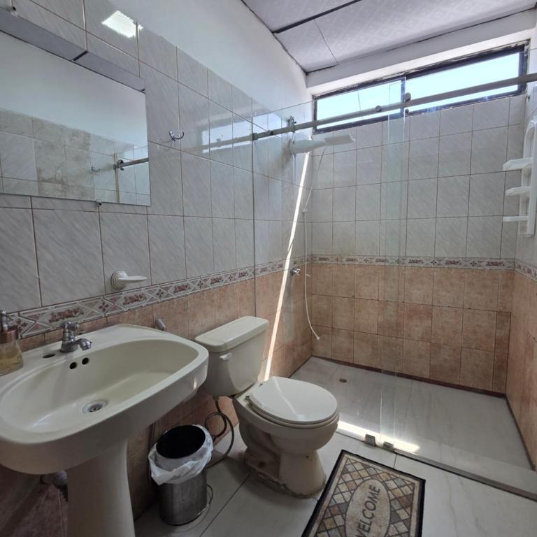 Moderno, grande, amplia vista, parqueo - Three-Bedroom Apartment - 39