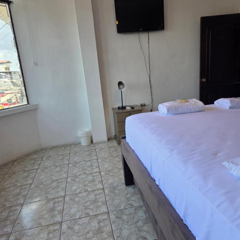 Moderno, grande, amplia vista, parqueo - Three-Bedroom Apartment - 32