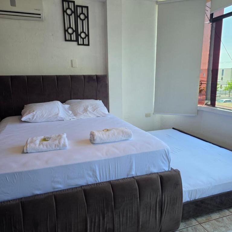 Moderno, grande, amplia vista, parqueo - Three-Bedroom Apartment - 29