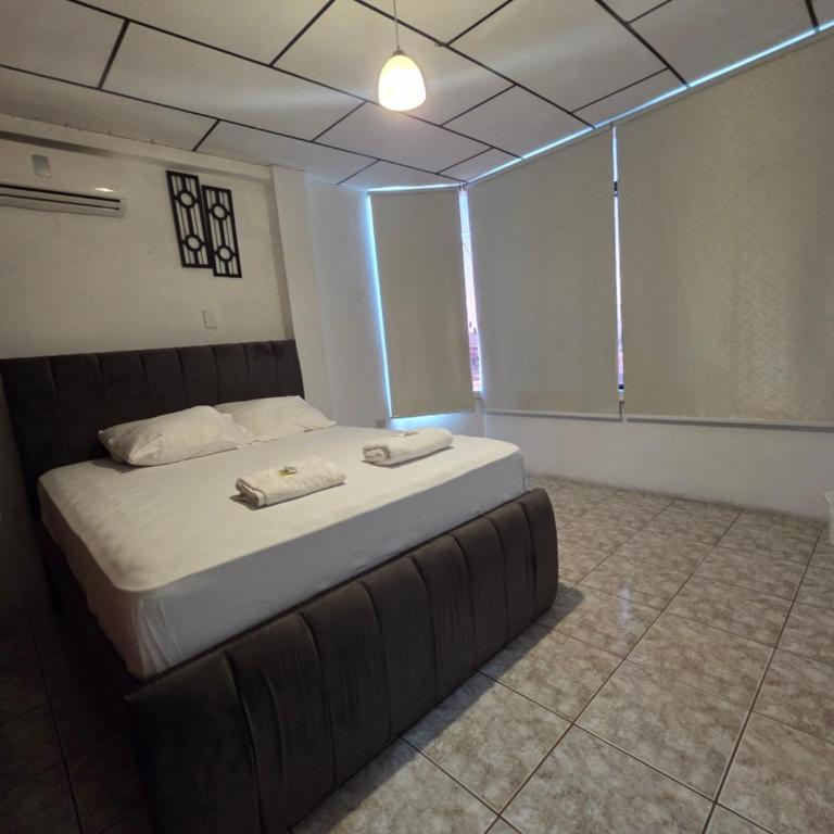 Moderno, grande, amplia vista, parqueo - Three-Bedroom Apartment - 27