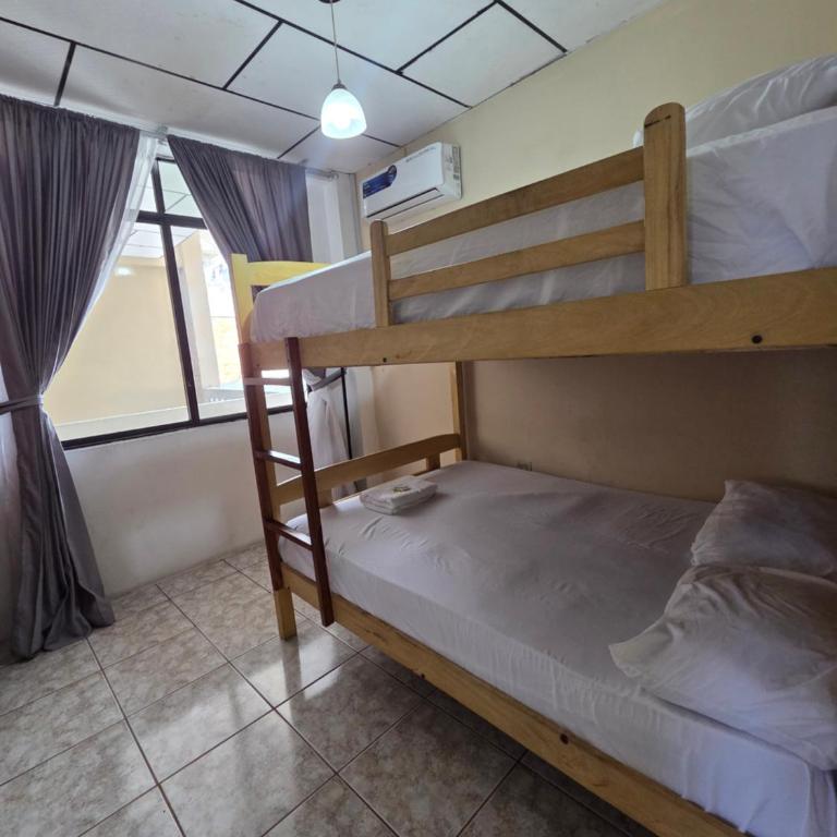 Moderno, grande, amplia vista, parqueo - Three-Bedroom Apartment - 28