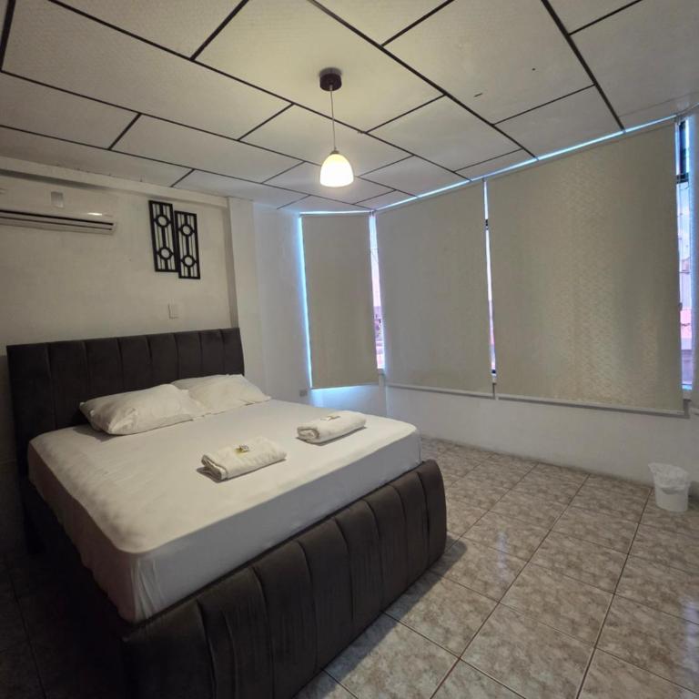 Moderno, grande, amplia vista, parqueo - Three-Bedroom Apartment - 54