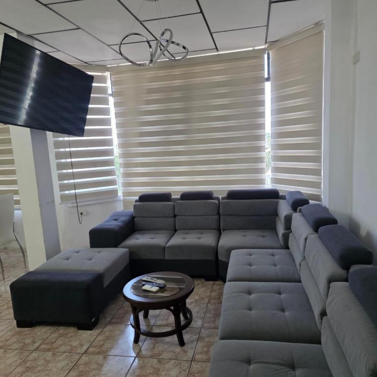 Moderno, grande, amplia vista, parqueo - Three-Bedroom Apartment - 26