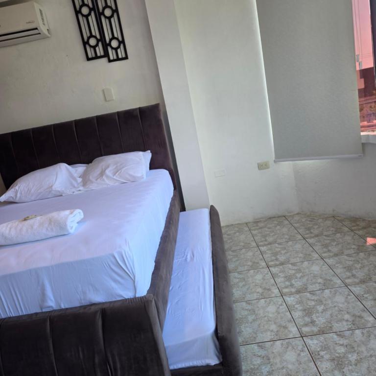 Moderno, grande, amplia vista, parqueo - Three-Bedroom Apartment - 52
