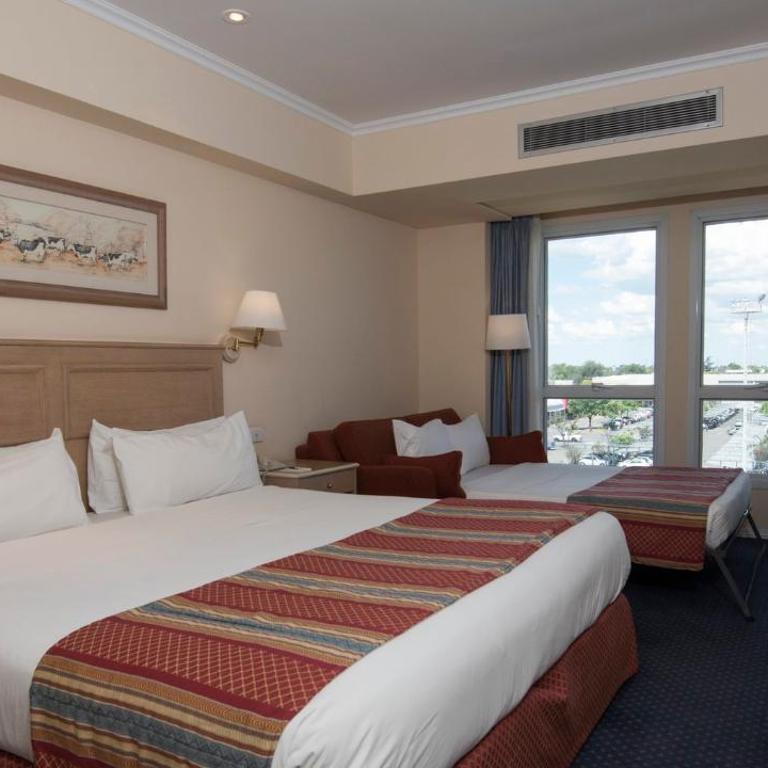 Holiday Inn Cordoba by IHG - Habitación Doble Estándar con cama grande y sofá cama - 2