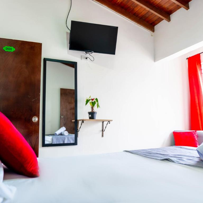 Villa Guatapé Hostel - Habitación Doble - 9