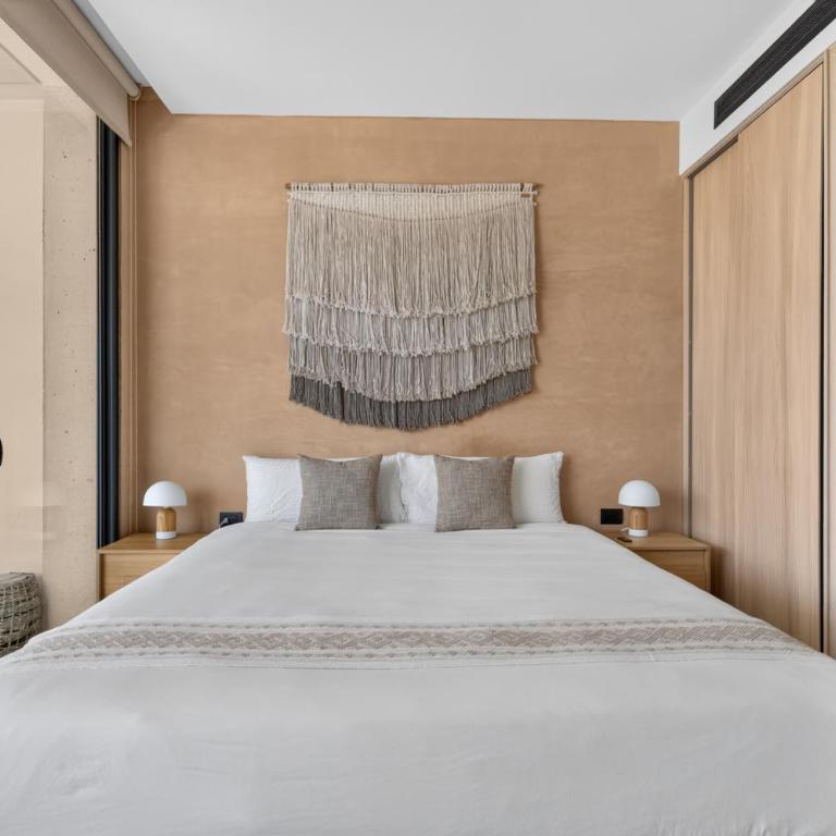 Corasol, Relaxed Stay with Terrace & Full Amenities - Classic One-Bedroom Apartment with King Bed - 3