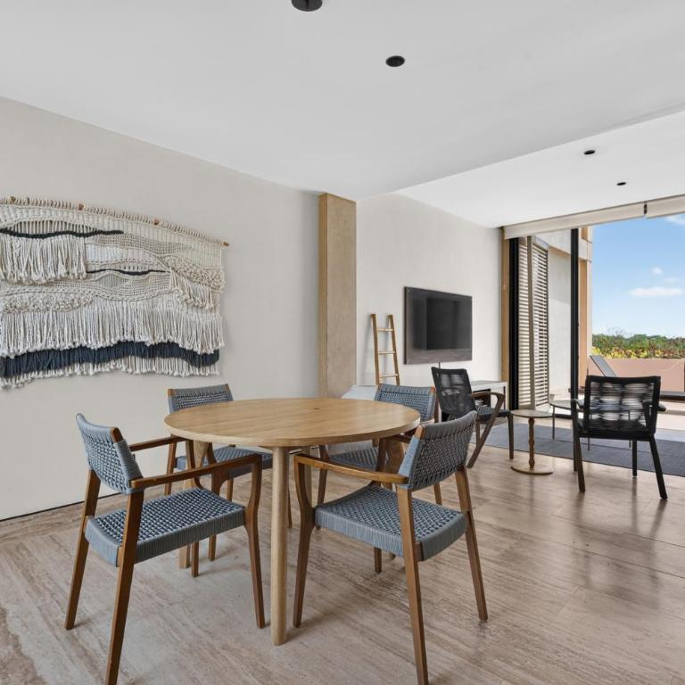Corasol, Relaxed Stay with Terrace & Full Amenities - Classic One-Bedroom Apartment with King Bed - 1