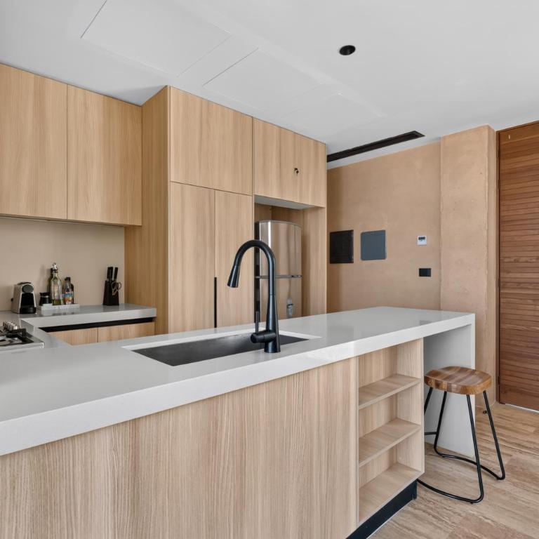 Corasol, Relaxed Stay with Terrace & Full Amenities - Classic One-Bedroom Apartment with King Bed - 2