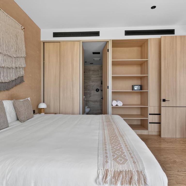 Corasol, Relaxed Stay with Terrace & Full Amenities - Classic One-Bedroom Apartment with King Bed - 13