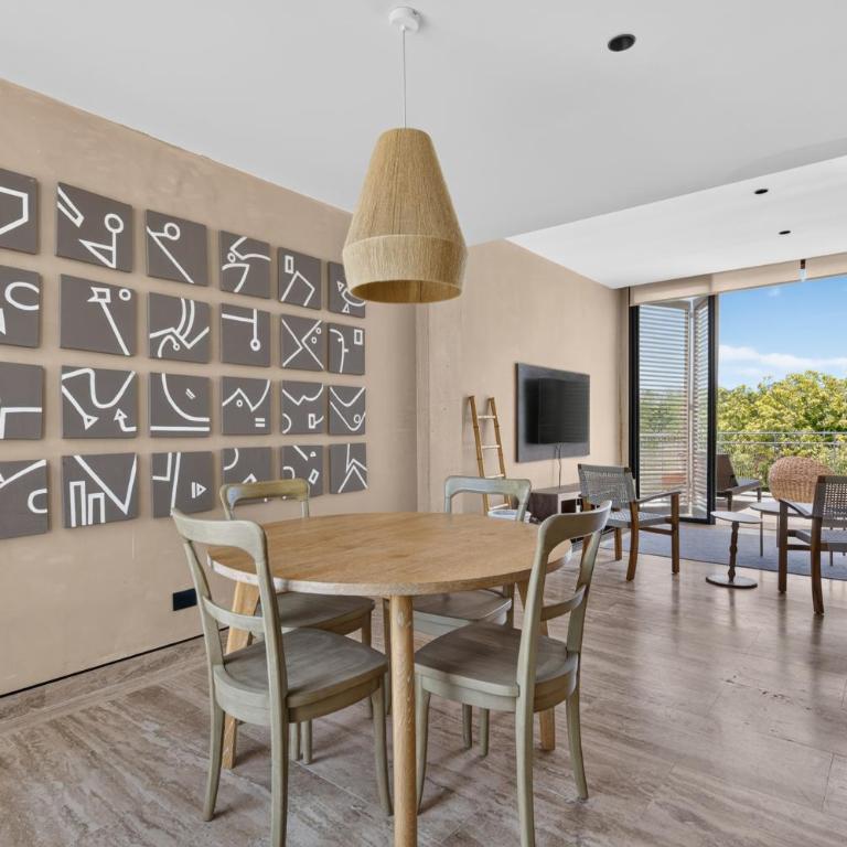 Corasol, Relaxed Stay with Terrace & Full Amenities - Classic One-Bedroom Apartment with King Bed - 10