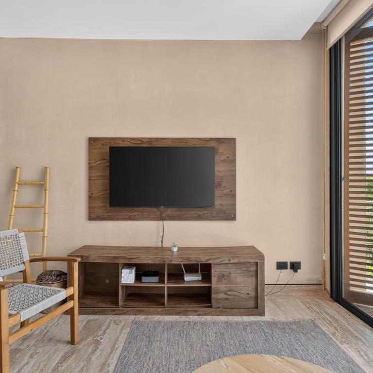 Corasol, Relaxed Stay with Terrace & Full Amenities - Classic One-Bedroom Apartment with King Bed - 5