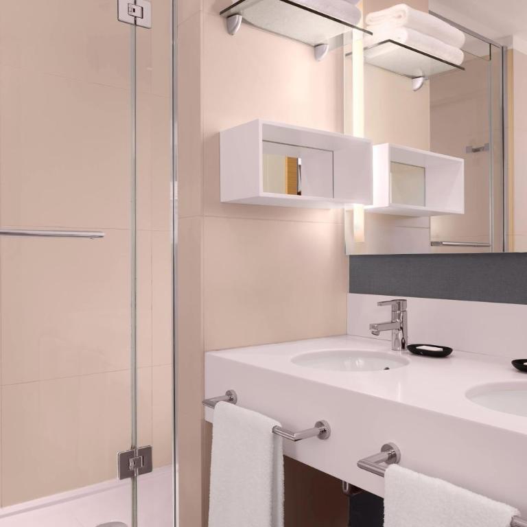Le Meridien Visconti Rome - Executive Triple Room, 1 Bedroom Larger Suite, City view - 4