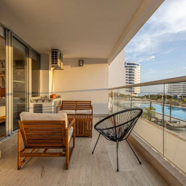 Apartsuite in Cartagena Beach Resort - Junior Suite with Pool View - 5