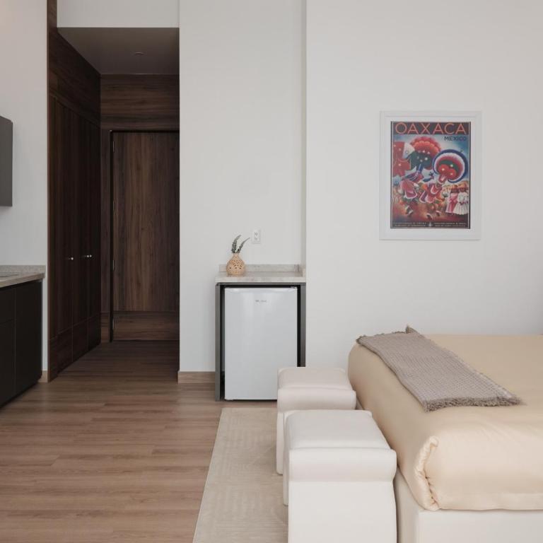Condesa Residence - Roma Luxury Suite 302 - One-Bedroom Apartment - 2