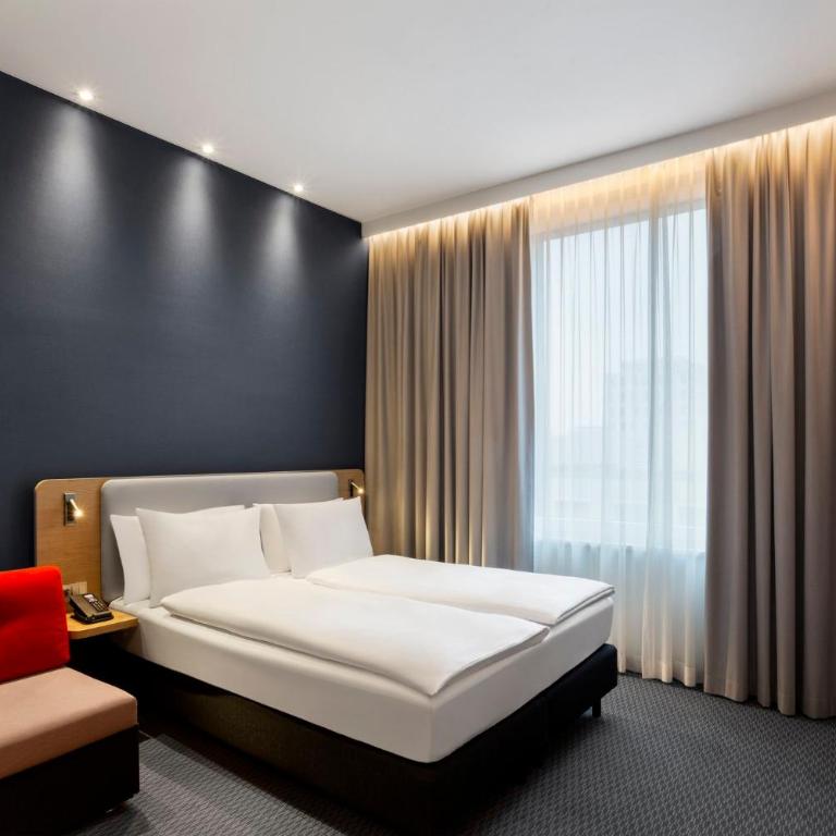 Holiday Inn Express Munich City West by IHG - Standard Zimmer mit Queensize-Bett und Schlafsofa - 4