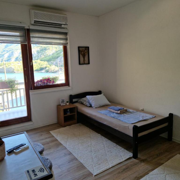 Visit Dreznica - Canyon Retreat - Twin Room with Lake View - 3
