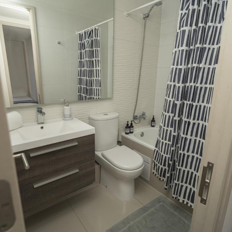 Moderno Depto 2D con Vista a la Cordillera, Terraza y Parking - Two-Bedroom Apartment - 16