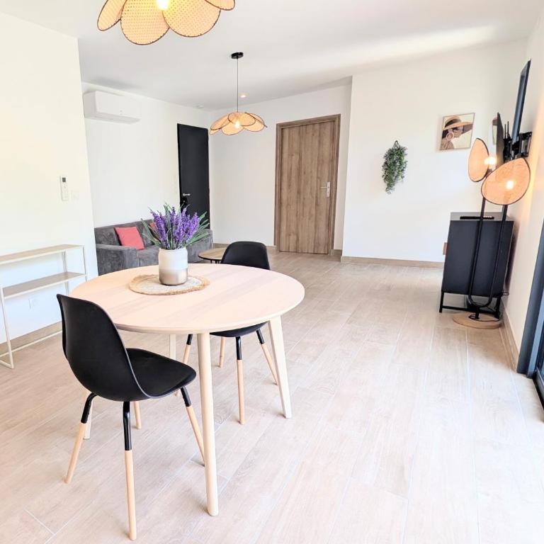 Lodge Luberon - Jacuzzi privatif illimité - À 15 min à pied centre de L'Isle-sur-la-Sorgue - 2 vélos à disposition - Clim, Parking privé, WiFi, linge et ménage inclus - Maison 1 Chambre - 20