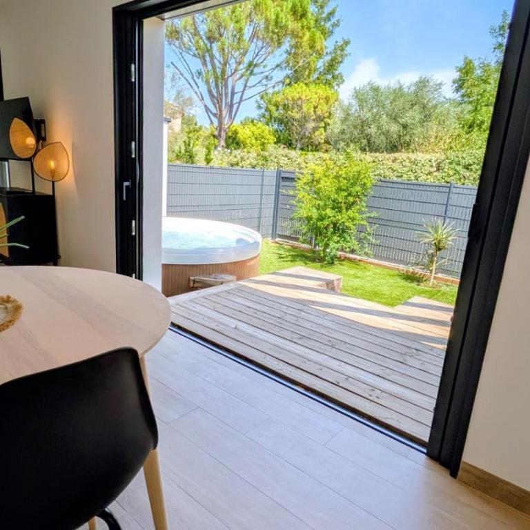 Lodge Luberon - Jacuzzi privatif illimité - À 15 min à pied centre de L'Isle-sur-la-Sorgue - 2 vélos à disposition - Clim, Parking privé, WiFi, linge et ménage inclus - Maison 1 Chambre - 13