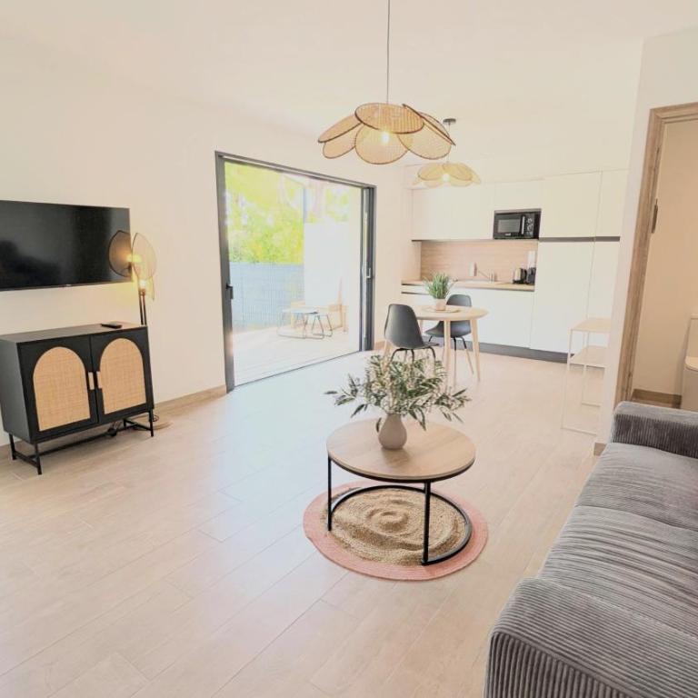 Lodge Luberon - Jacuzzi privatif illimité - À 15 min à pied centre de L'Isle-sur-la-Sorgue - 2 vélos à disposition - Clim, Parking privé, WiFi, linge et ménage inclus - Maison 1 Chambre - 12