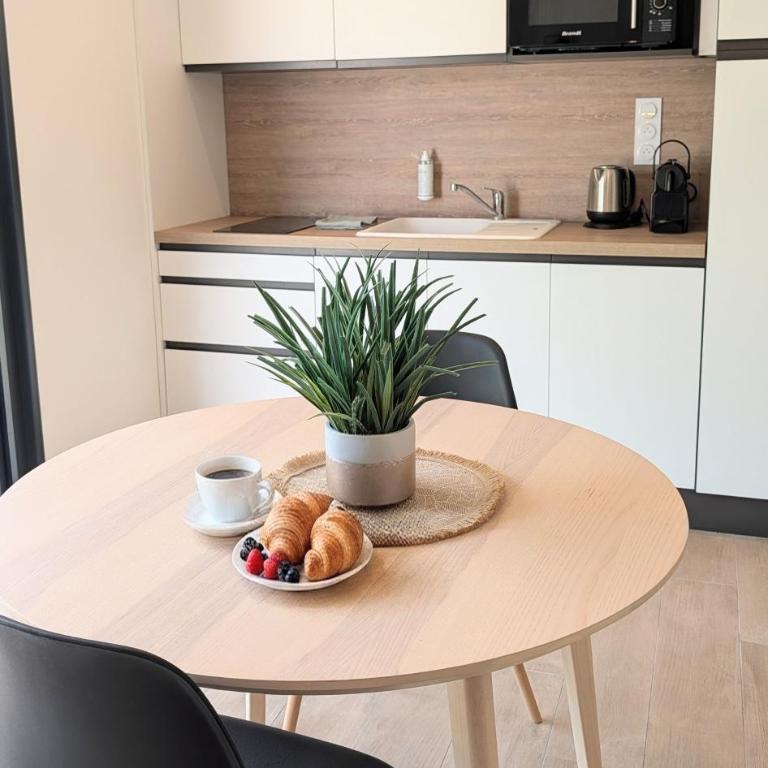 Lodge Luberon - Jacuzzi privatif illimité - À 15 min à pied centre de L'Isle-sur-la-Sorgue - 2 vélos à disposition - Clim, Parking privé, WiFi, linge et ménage inclus - Maison 1 Chambre - 11