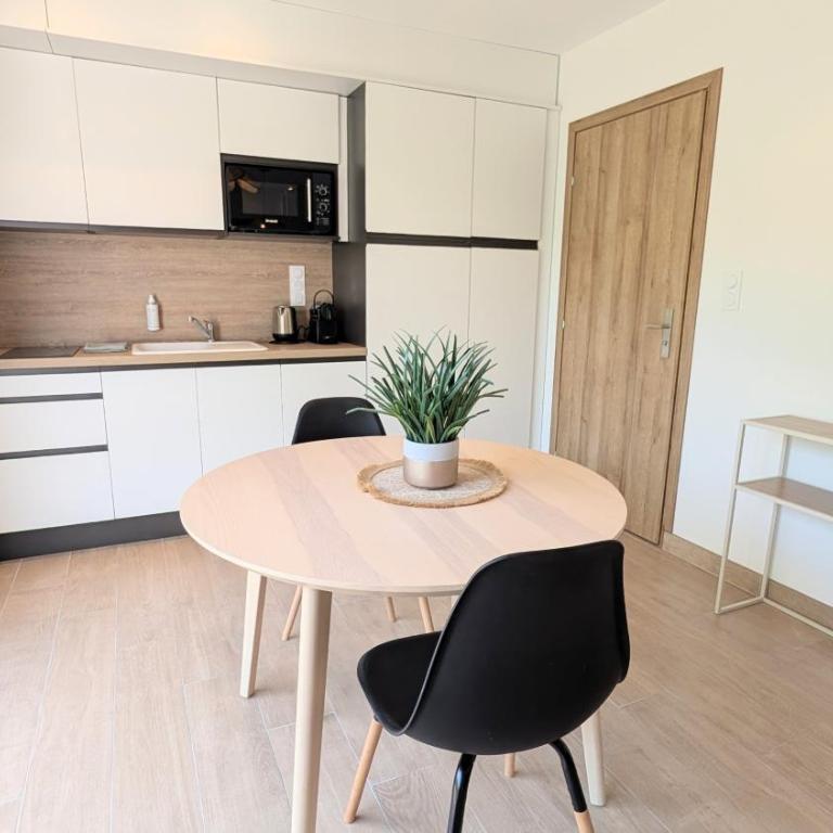 Lodge Luberon - Jacuzzi privatif illimité - À 15 min à pied centre de L'Isle-sur-la-Sorgue - 2 vélos à disposition - Clim, Parking privé, WiFi, linge et ménage inclus - Maison 1 Chambre - 14