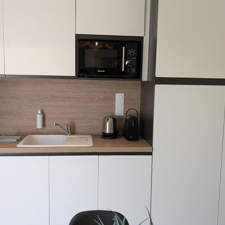Lodge Luberon - Jacuzzi privatif illimité - À 15 min à pied centre de L'Isle-sur-la-Sorgue - 2 vélos à disposition - Clim, Parking privé, WiFi, linge et ménage inclus - Maison 1 Chambre - 33