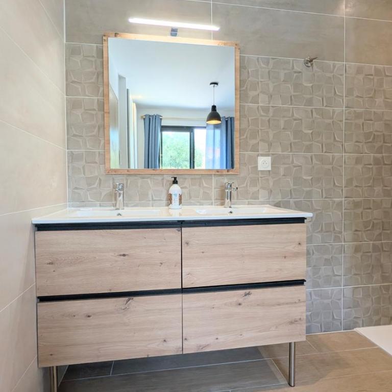 Lodge Luberon - Jacuzzi privatif illimité - À 15 min à pied centre de L'Isle-sur-la-Sorgue - 2 vélos à disposition - Clim, Parking privé, WiFi, linge et ménage inclus - Maison 1 Chambre - 35
