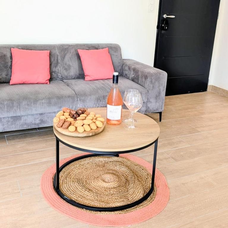 Lodge Luberon - Jacuzzi privatif illimité - À 15 min à pied centre de L'Isle-sur-la-Sorgue - 2 vélos à disposition - Clim, Parking privé, WiFi, linge et ménage inclus - Maison 1 Chambre - 36