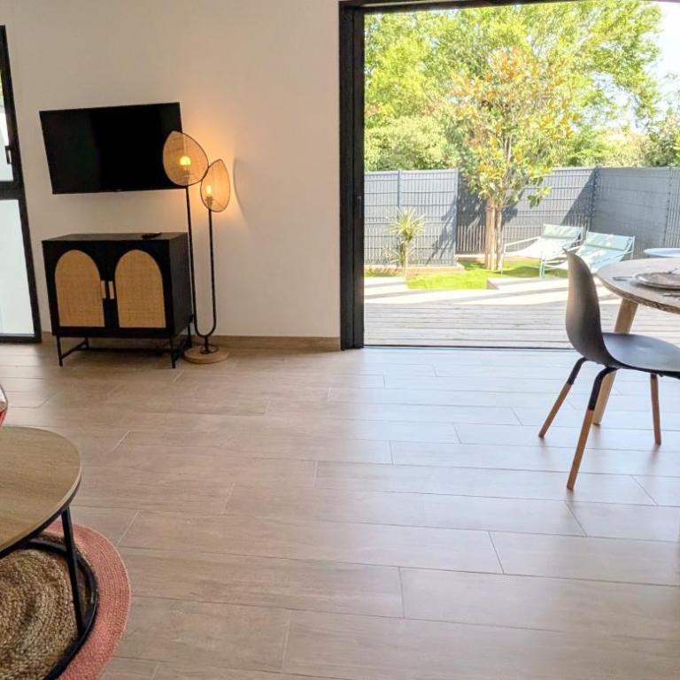 Lodge Luberon - Jacuzzi privatif illimité - À 15 min à pied centre de L'Isle-sur-la-Sorgue - 2 vélos à disposition - Clim, Parking privé, WiFi, linge et ménage inclus - Maison 1 Chambre - 29