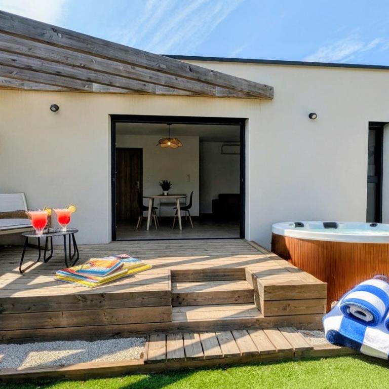 Lodge Luberon - Jacuzzi privatif illimité - À 15 min à pied centre de L'Isle-sur-la-Sorgue - 2 vélos à disposition - Clim, Parking privé, WiFi, linge et ménage inclus - Maison 1 Chambre - 31