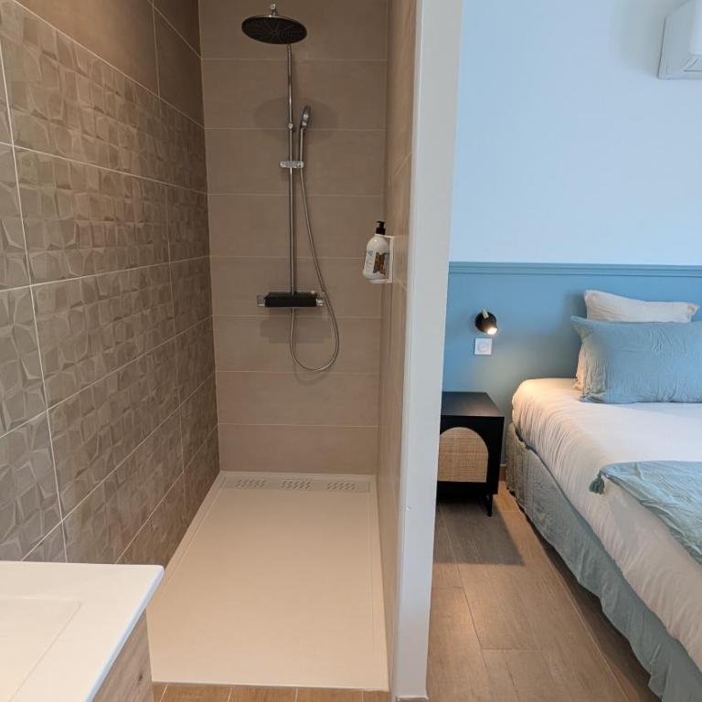Lodge Luberon - Jacuzzi privatif illimité - À 15 min à pied centre de L'Isle-sur-la-Sorgue - 2 vélos à disposition - Clim, Parking privé, WiFi, linge et ménage inclus - Maison 1 Chambre - 28