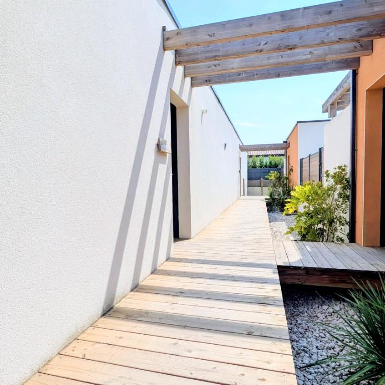 Lodge Luberon - Jacuzzi privatif illimité - À 15 min à pied centre de L'Isle-sur-la-Sorgue - 2 vélos à disposition - Clim, Parking privé, WiFi, linge et ménage inclus - Maison 1 Chambre - 30