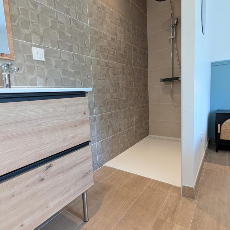 Lodge Luberon - Jacuzzi privatif illimité - À 15 min à pied centre de L'Isle-sur-la-Sorgue - 2 vélos à disposition - Clim, Parking privé, WiFi, linge et ménage inclus - Maison 1 Chambre - 40