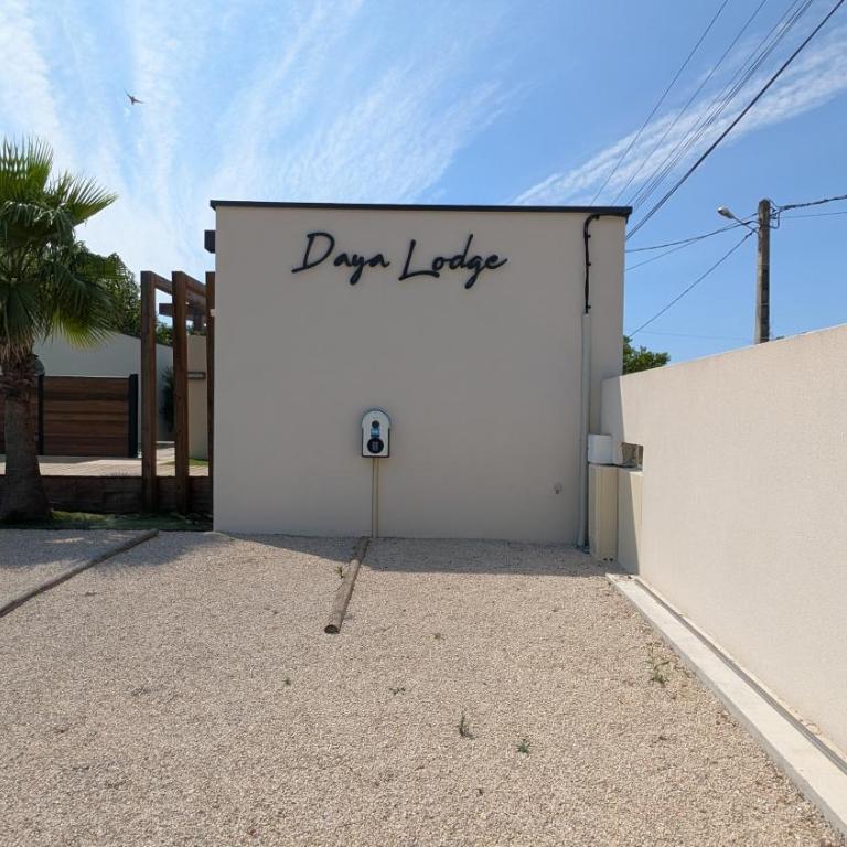 Lodge Luberon - Jacuzzi privatif illimité - À 15 min à pied centre de L'Isle-sur-la-Sorgue - 2 vélos à disposition - Clim, Parking privé, WiFi, linge et ménage inclus - Maison 1 Chambre - 38