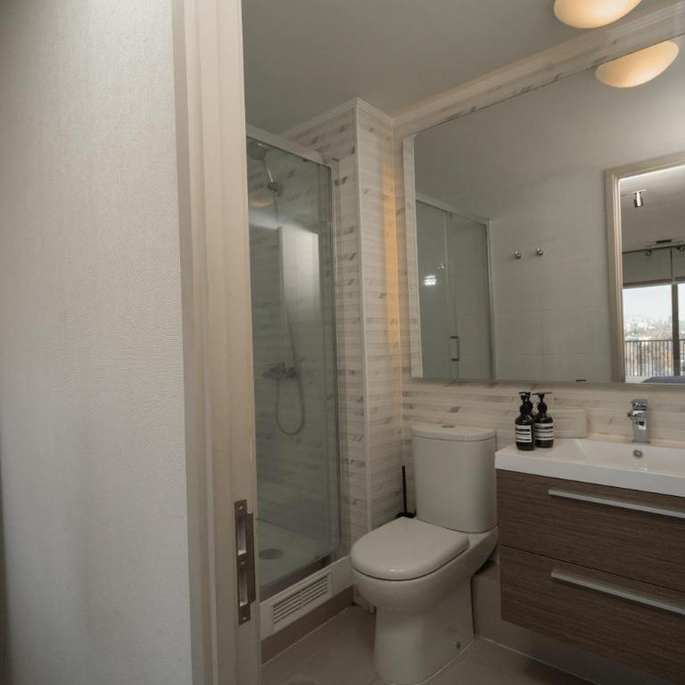 Moderno Depto 2D con Vista a la Cordillera, Terraza y Parking - Two-Bedroom Apartment - 9