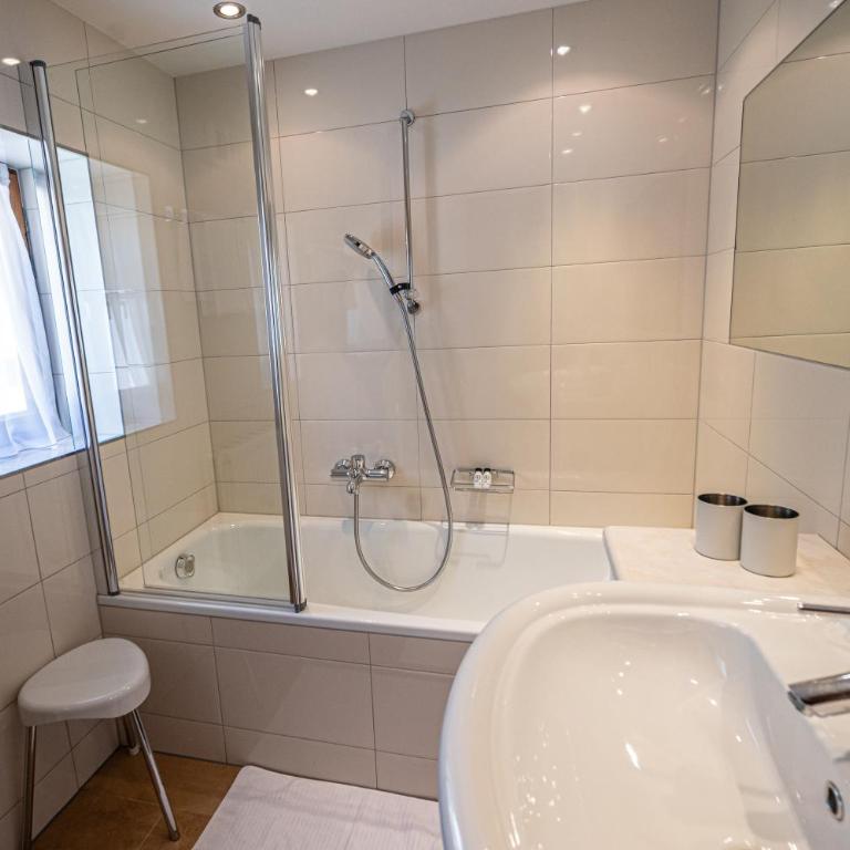 Pension Hartenfels - Einzelzimmer mit Badewanne - 6