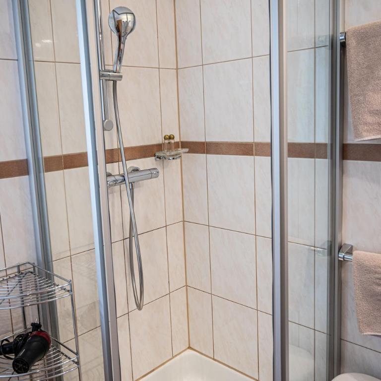 Pension Hartenfels - Doppelzimmer mit Balkon - 3
