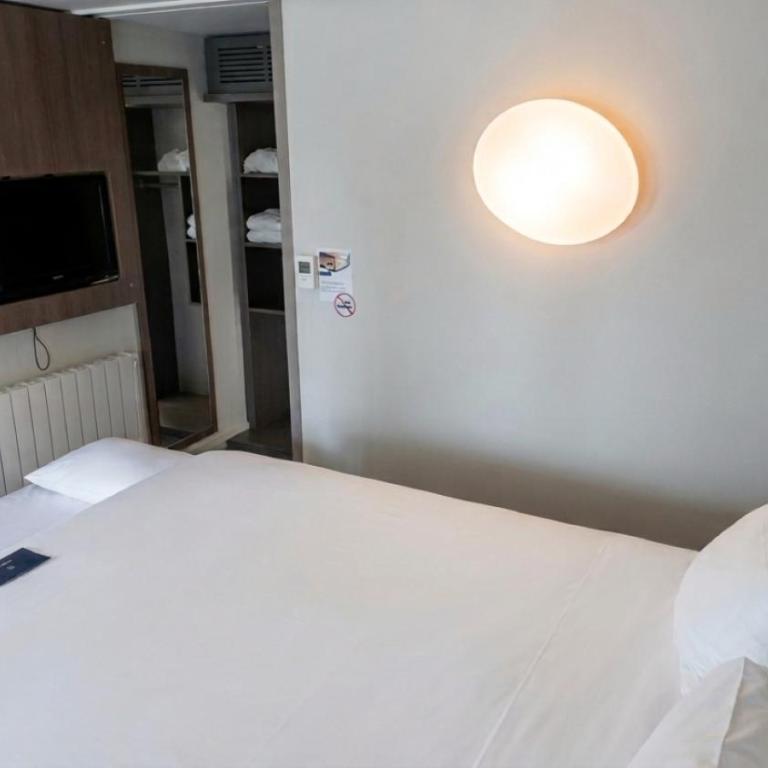 Campanile Dijon Nord - Toison D'or - Chambre double standard avec 1 lit simple - Jusqu’à 10 ans - 2