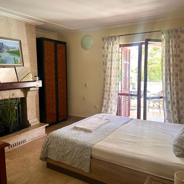 Guest House Vila Eli - Dvokrevetna Soba s Bračnim Krevetom, Zajedničkim Kupatilom i Pogledom na More - 2
