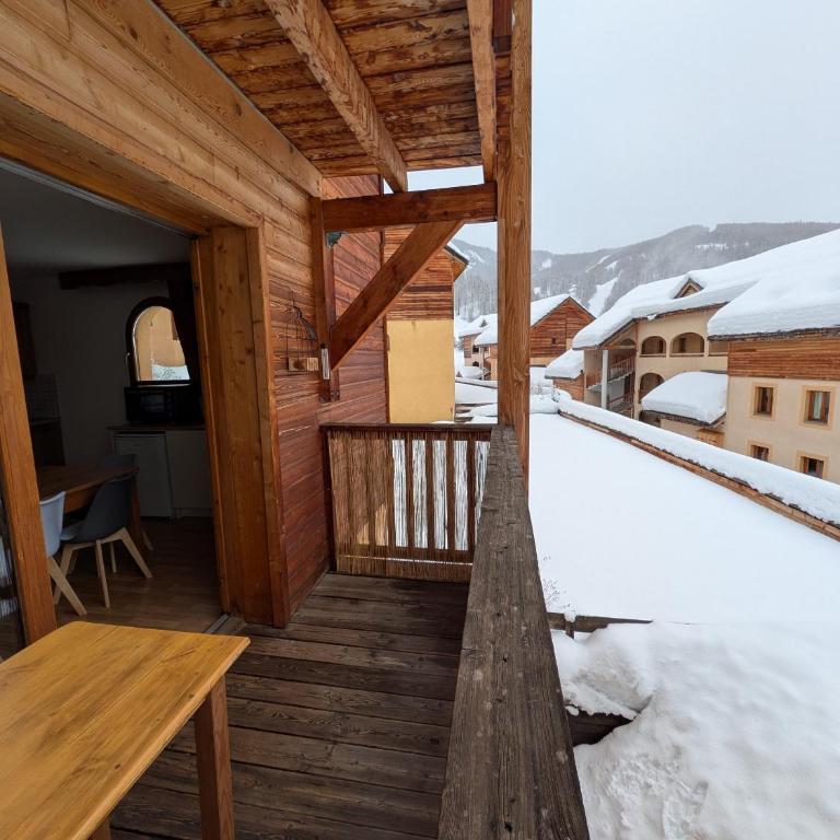 Appartement 4 pièces pour 6-8 personnes, 2 chambres, 1 cabine, 2 canapés-lit double dans le salon, au pied des pistes et piscine l'été, wifi fibre - Appartement - Vue sur Piscine - 30