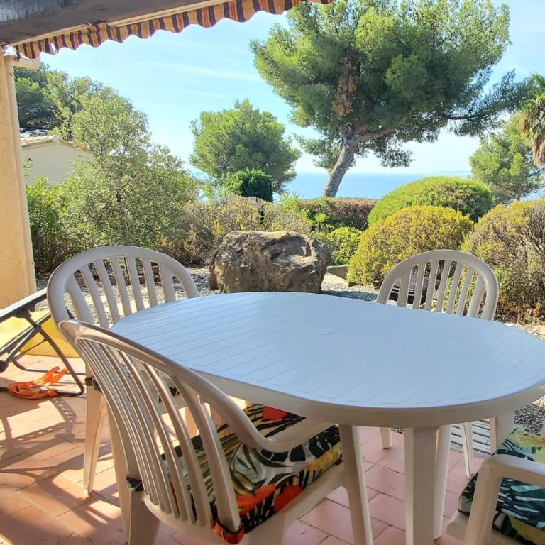 Spacious house with pool close to the sea - Maison de Vacances - 1