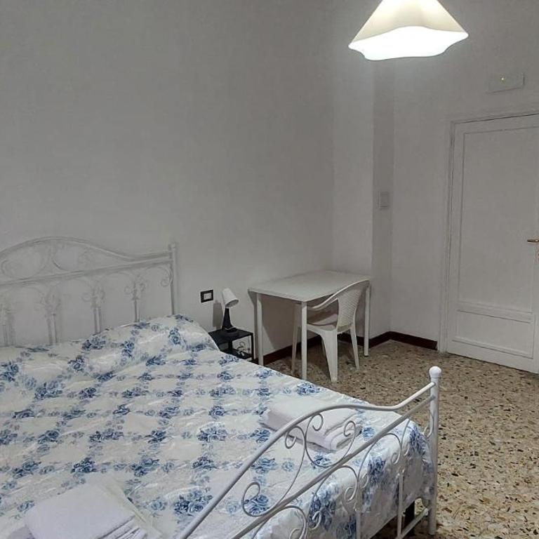 Naples Central Station Rooms - Camera Queen con Bagno in Comune - 4