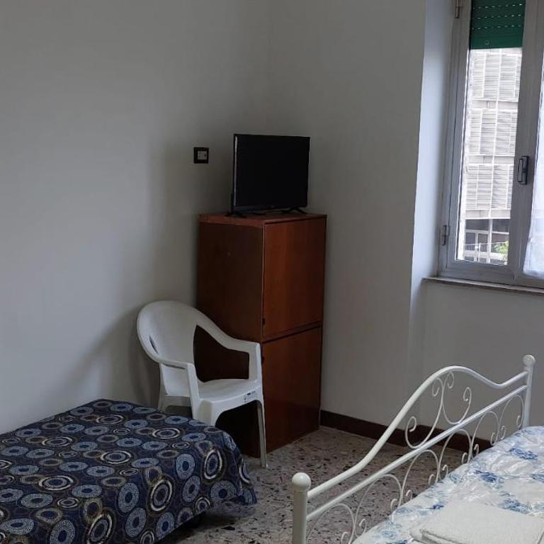 Naples Central Station Rooms - Camera Queen con Bagno in Comune - 5