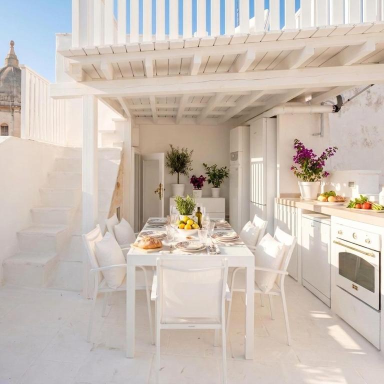Elegant Comfort in the Historic Center-Palazzo Principessa - Camera Matrimoniale con Balcone e Vista Mare - 23