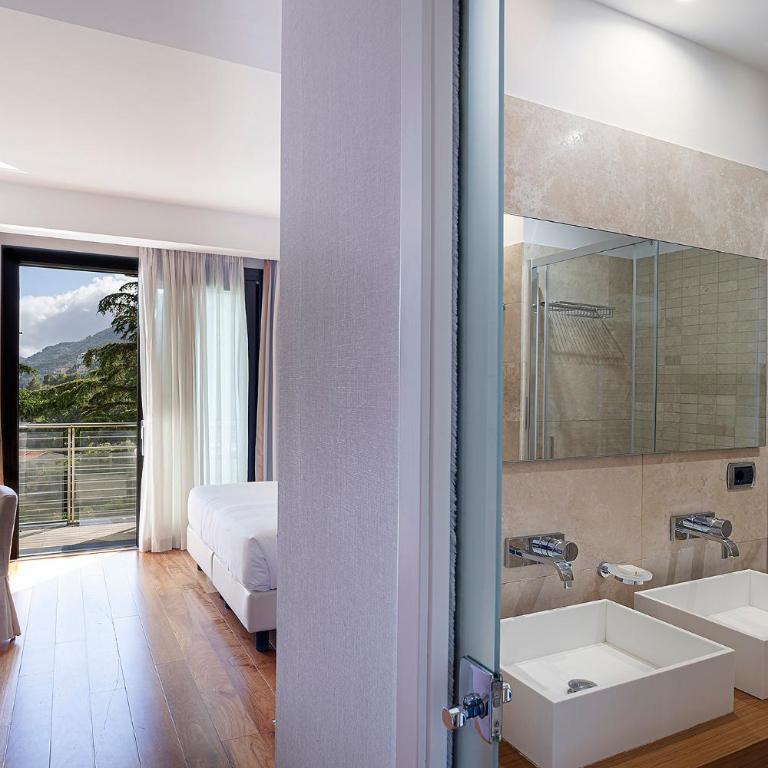 Relais Paradiso - Camera Matrimoniale Deluxe con Vista Mare Parziale - 5