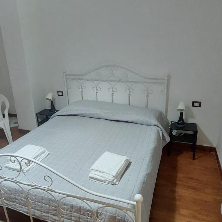 Naples Central Station Rooms - Camera Matrimoniale con Bagno in Comune - 5