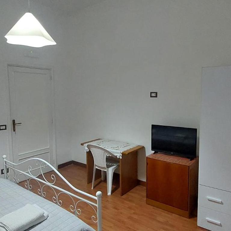 Naples Central Station Rooms - Camera Matrimoniale con Bagno in Comune - 7