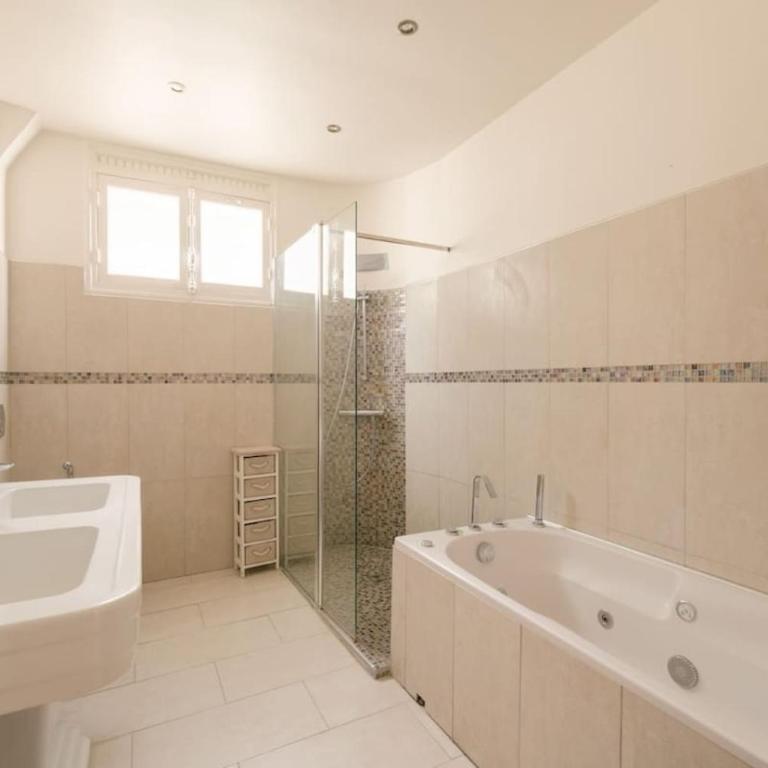 Chic Luxury Apartment with Eiffel Tower Views - Appartement 2 Chambres - 16